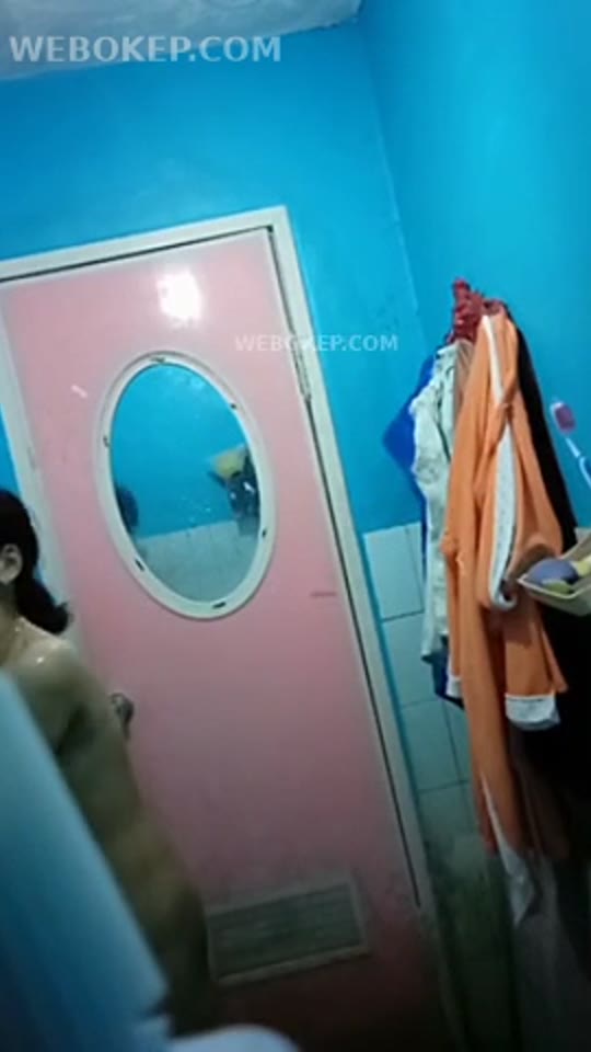 NGINTIP MANDI MAHASISWI DIKOSAN (2)